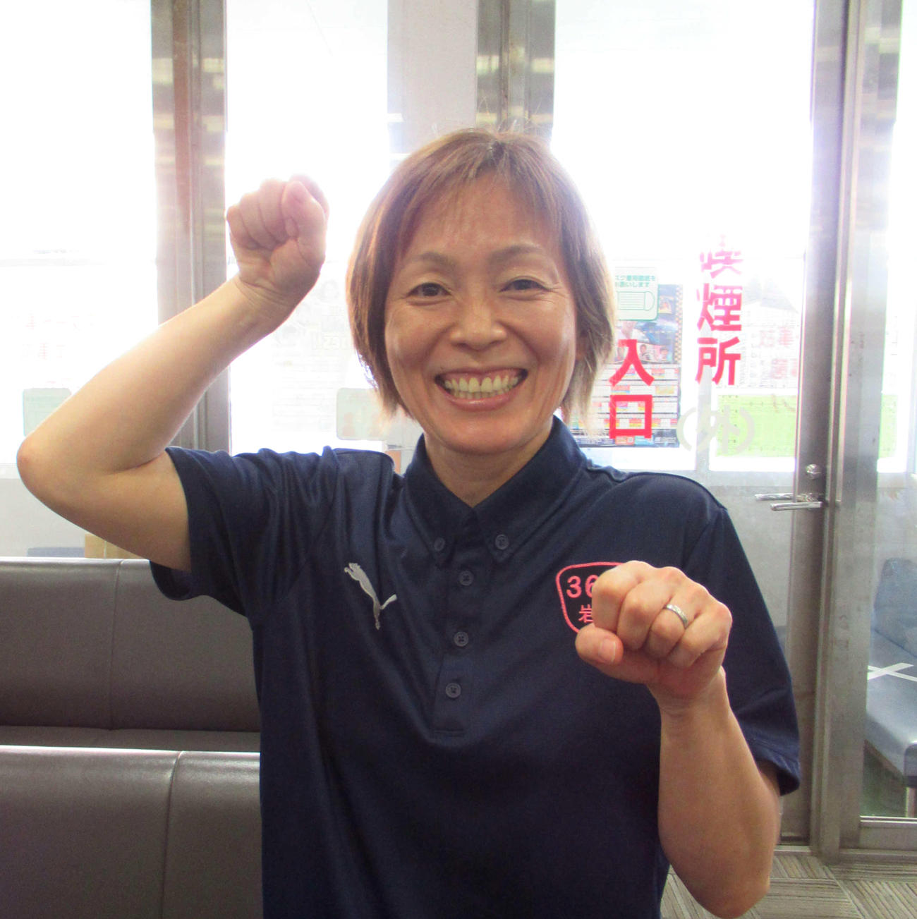 「がんばるにゃん」のポーズをとる岩崎芳美は20年3月鳴門G2以来の優勝を目指す（撮影・高田和典）