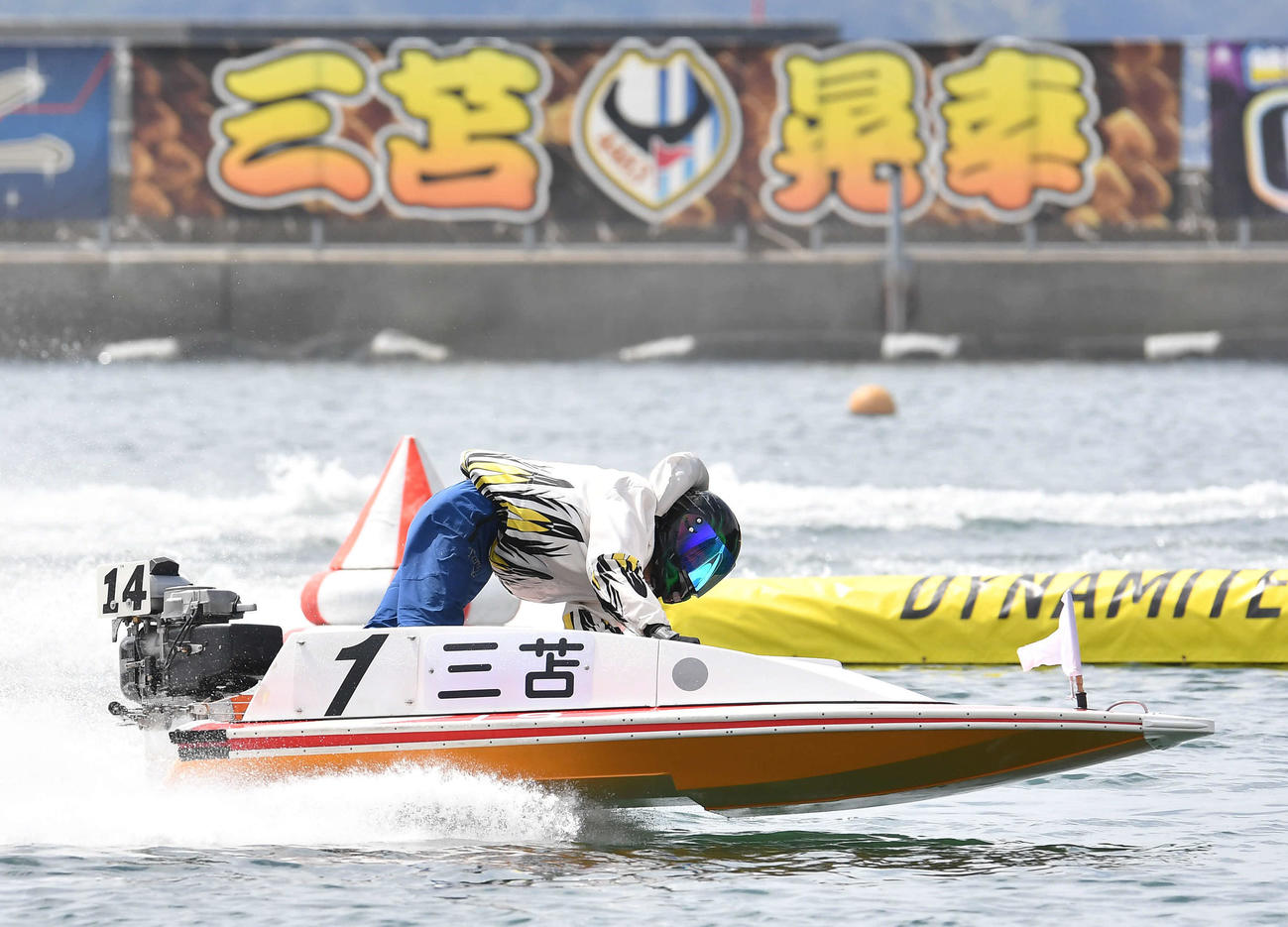 徳山2R、横断幕（奥）を背に1周目2Mを先頭で旋回する三苫晃幸（撮影・岩下翔太）