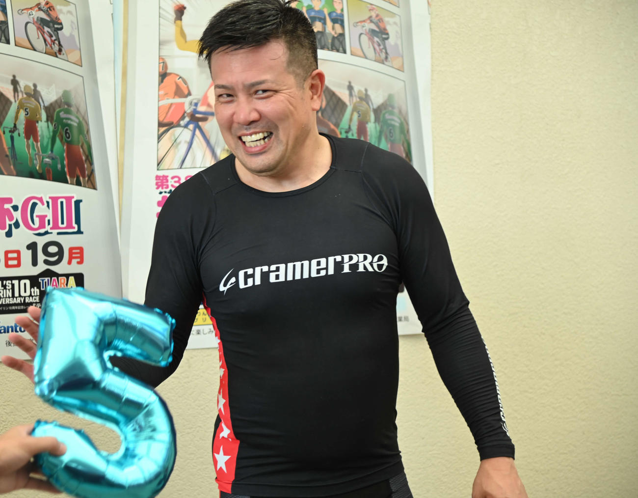節目の500勝を達成した荒井崇博は仕込みを拒否しながらも笑顔を見せた