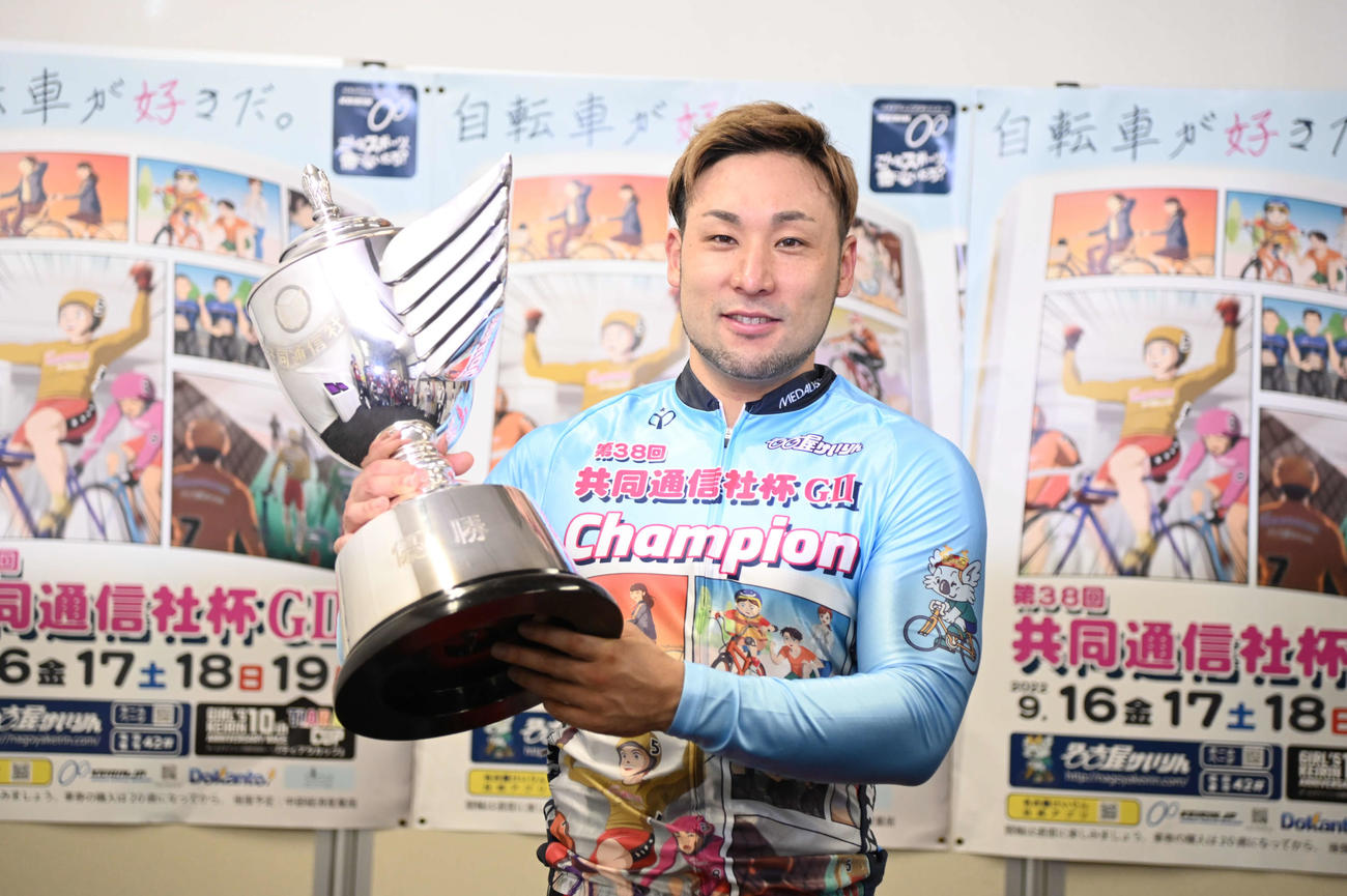 優勝カップを手にする郡司浩平