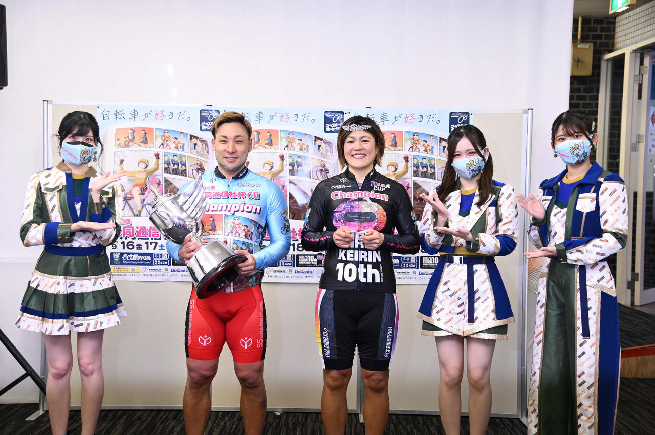 郡司浩平（左から2日目）と奥井迪（中央）はSKE48の谷真理佳（左）、佐藤佳穂（右から2日目）、青木莉樺（右）から祝福を受ける