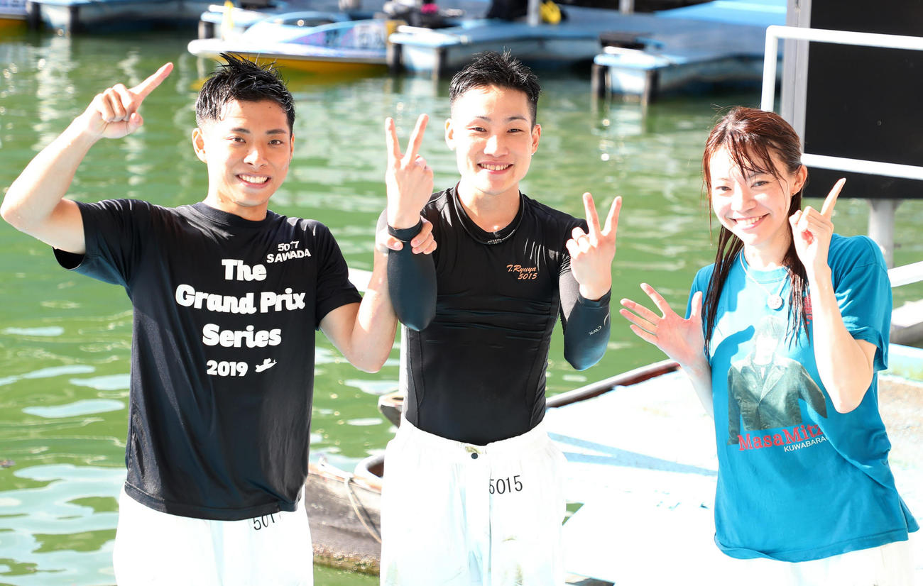 水神祭を受けた高橋竜矢（中央）と、同期の沢田尚也（左）、中村かなえ（右）
