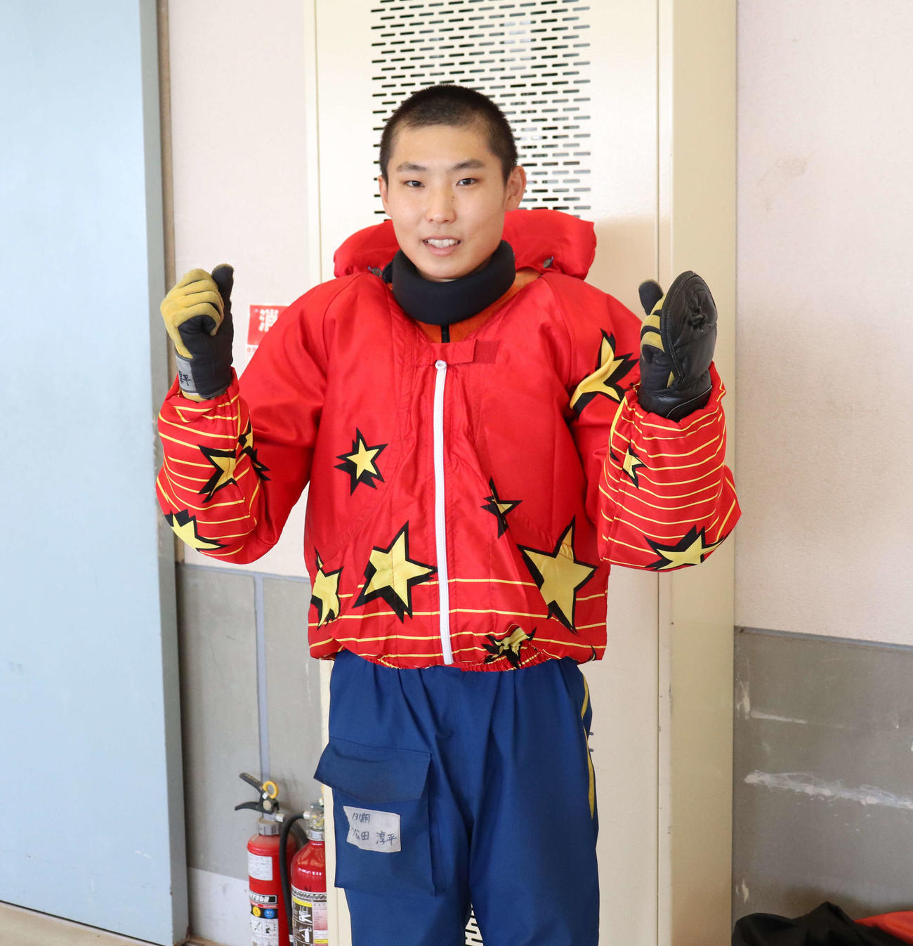 松田淳平が4R特別選抜戦を制して両腕でガッツポーズ