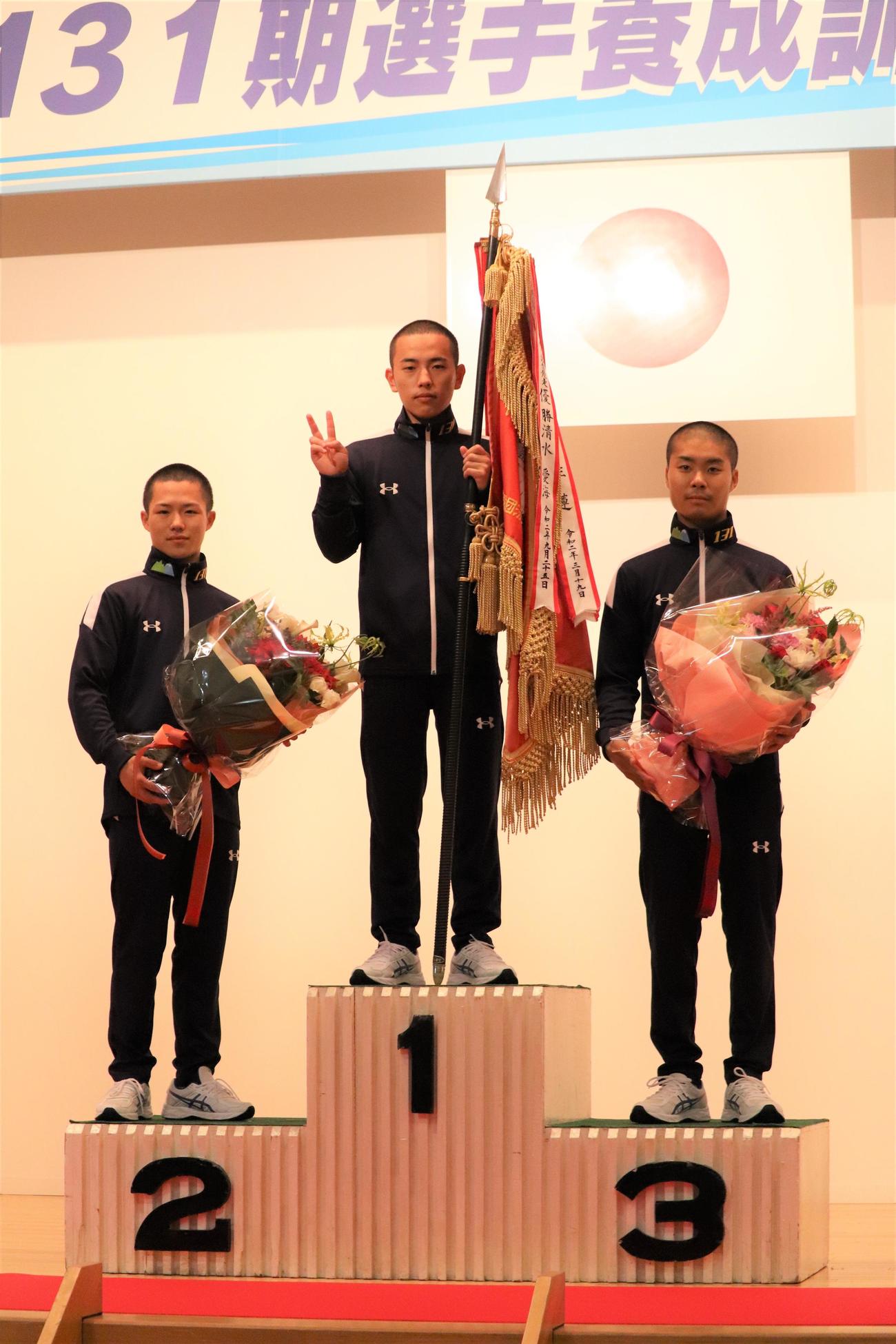 表彰台に上がる養成所チャンプ決定戦優勝の石渡翔一郎（中央）、2着の広瀬凛（左）、3着の花田凱成（右）