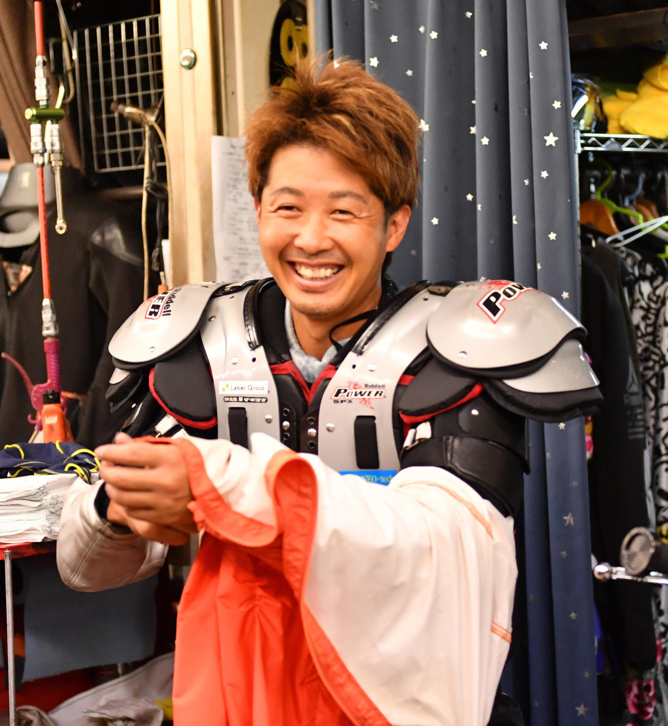 共同通信杯、準々決勝戦6Rで1着の金子大輔は笑顔を見せる（撮影・柴田隆二）