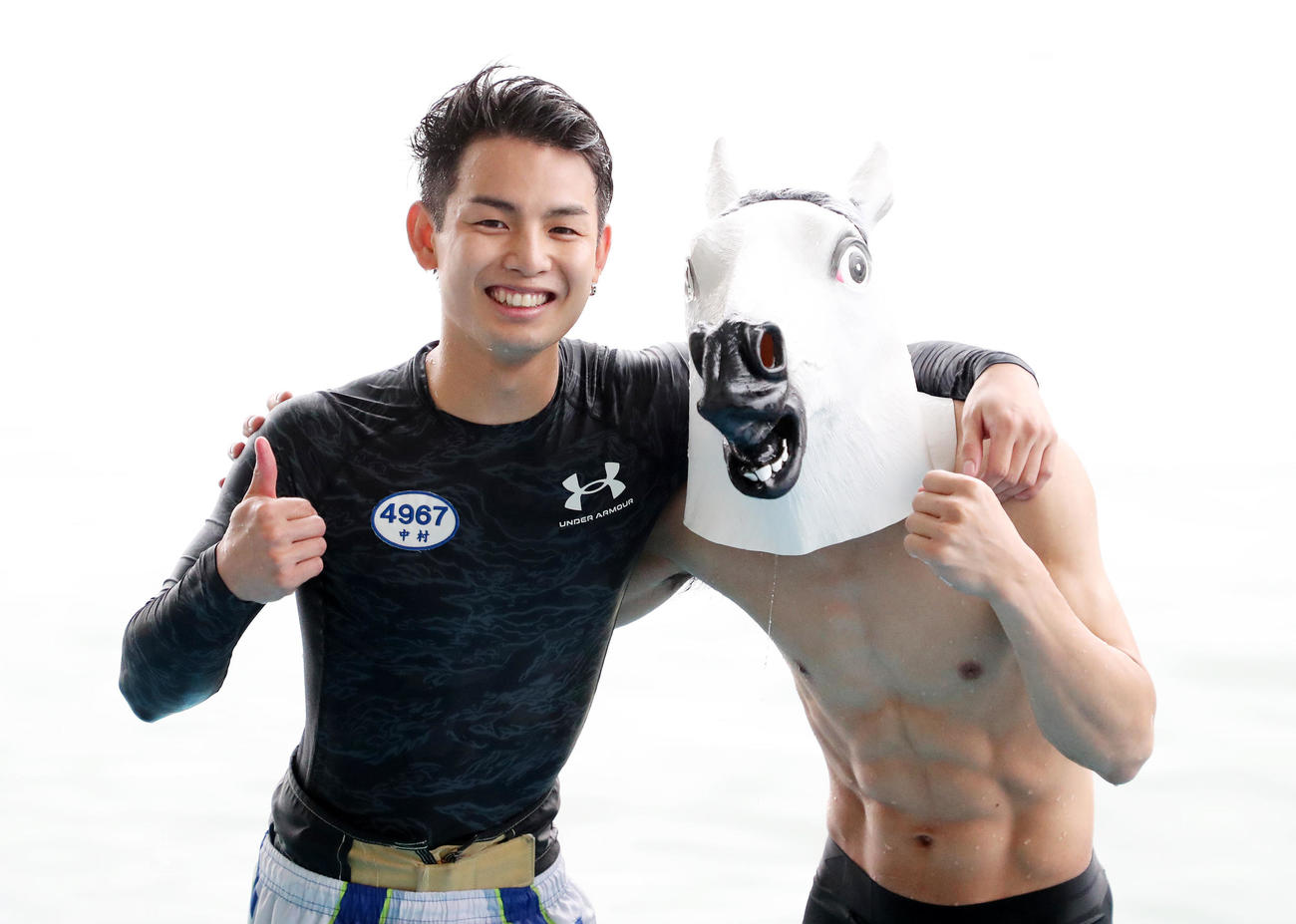 水神祭を挙げた中村魁生は、馬マスクをかぶった中亮太と肩を組んで喜び合った（撮影・鈴木正人）