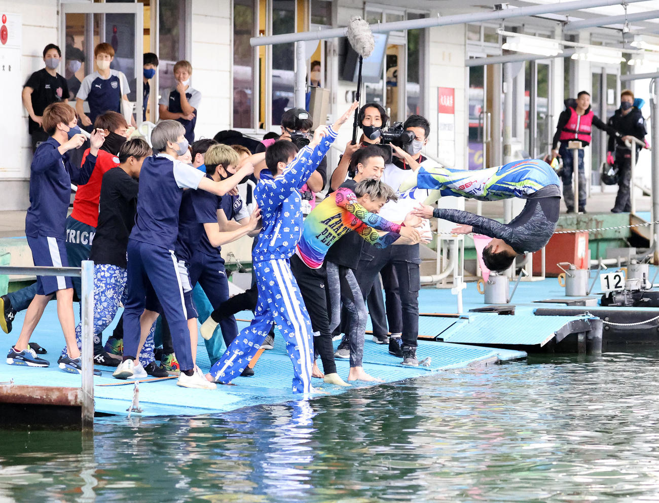 水神祭で水に投げ込まれる中村魁生（撮影・鈴木正人）