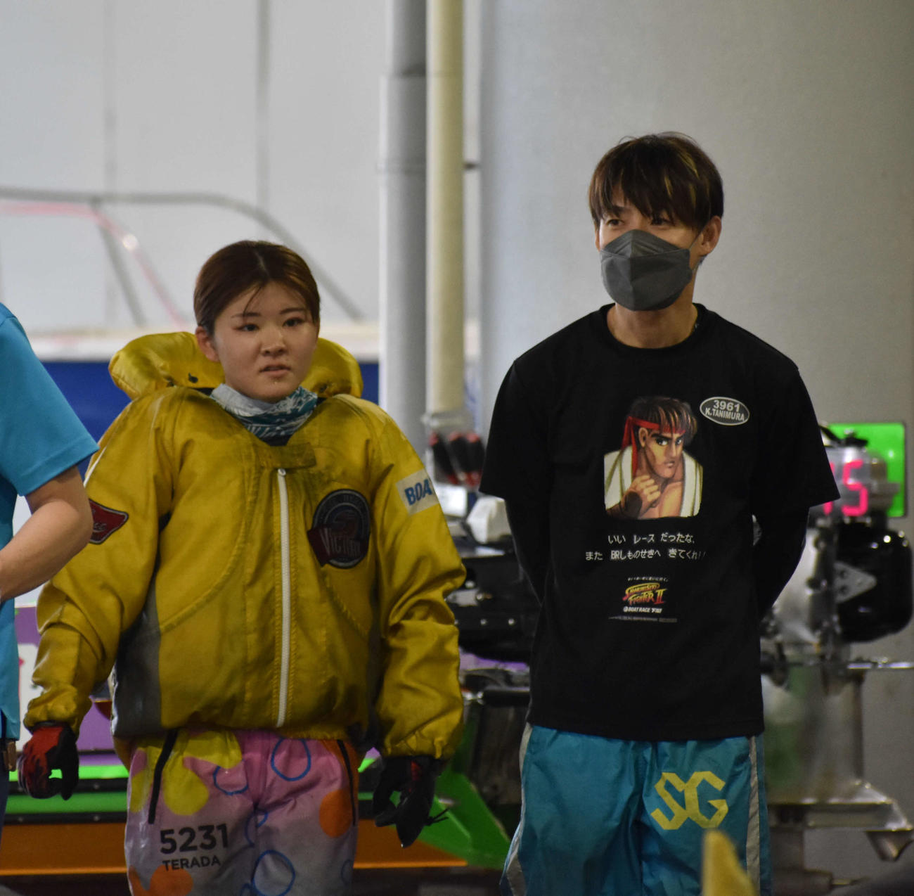 レース後、谷村一哉に指導を受ける寺田空詩（左）