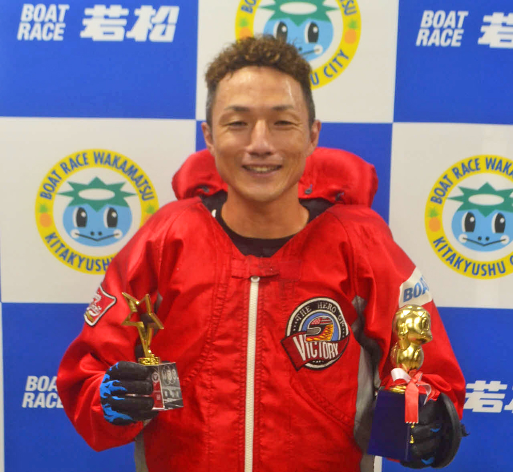 今井貴士が3コースまくりで今年2度目の優勝を決め、両手にトロフィーを持って笑顔を見せた