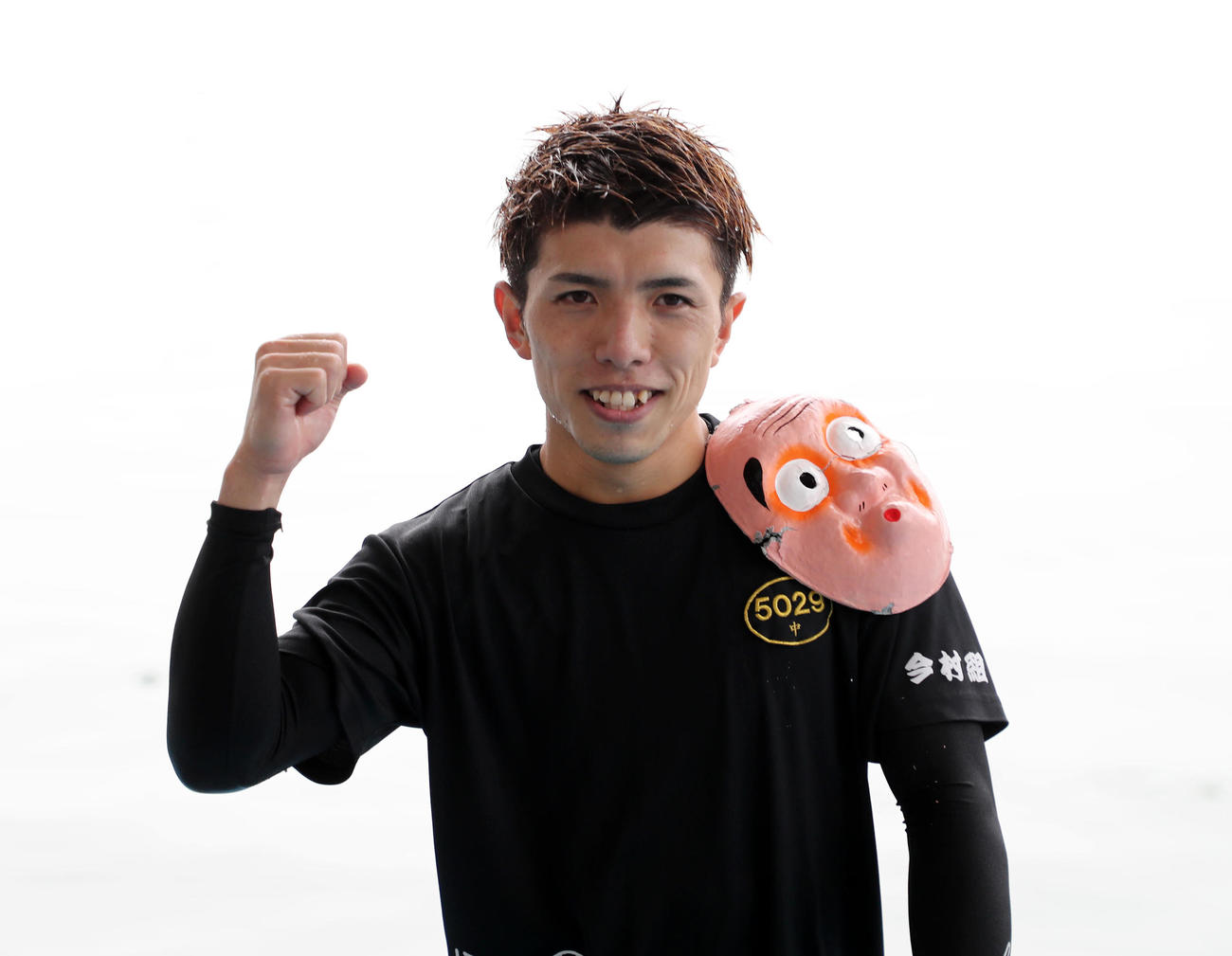 水神祭でガッツポーズする中亮太（撮影・鈴木正人）