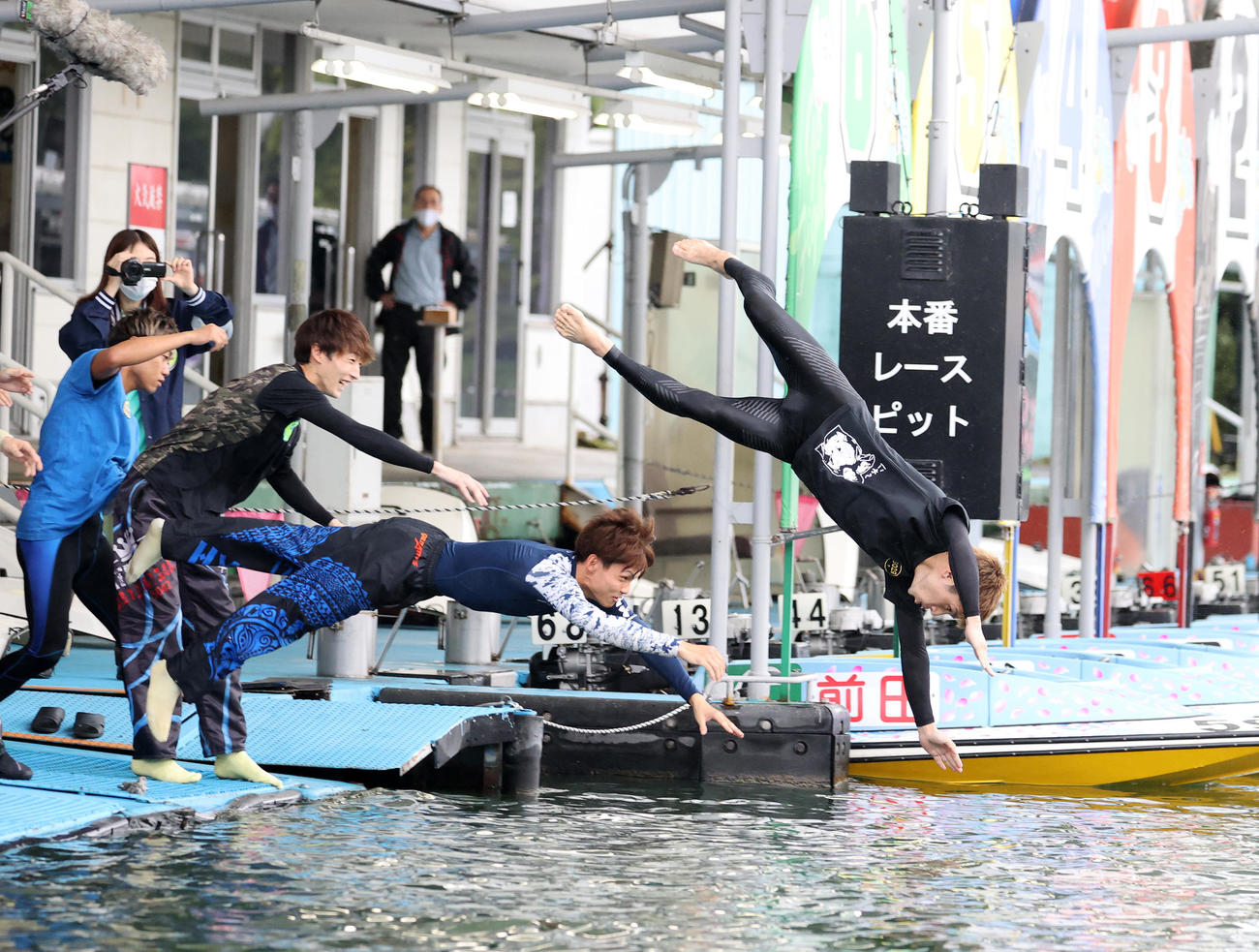水神祭で祝福される中亮太（右）（撮影・鈴木正人）