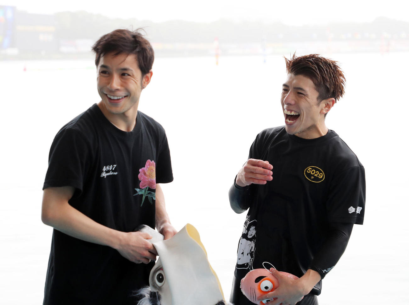 水神祭で笑顔を見せる中亮太（右）、左は佐藤隆太郎（撮影・鈴木正人）