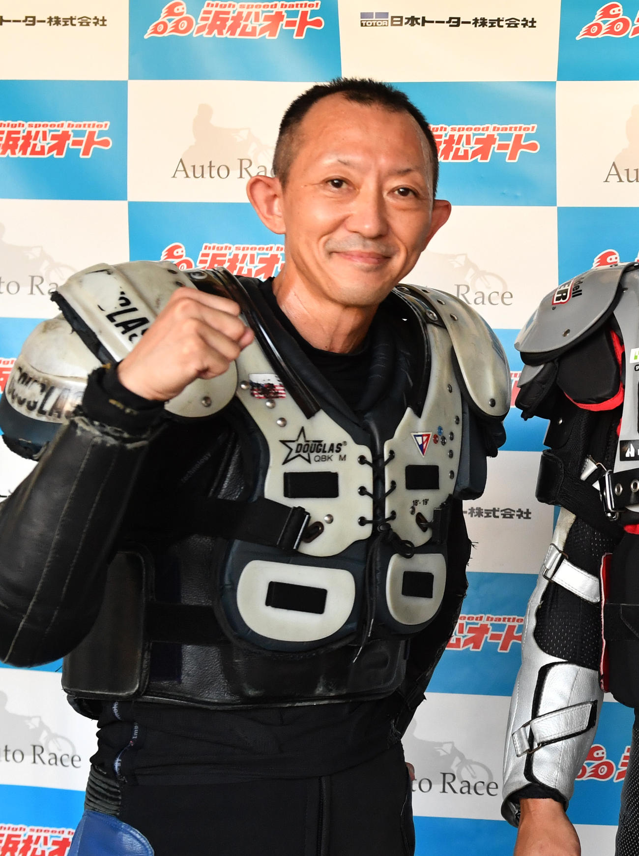 共同通信杯、準決勝戦12Rで1着の若井友和はガッツポーズする（撮影・柴田隆二）