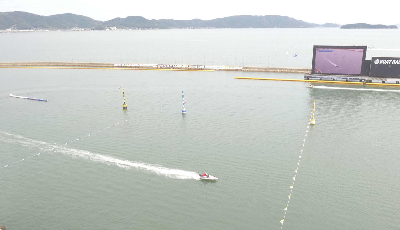 児島2R、航走する3号艇と5号艇。4艇が転覆し3連単、3連複は不成立となった