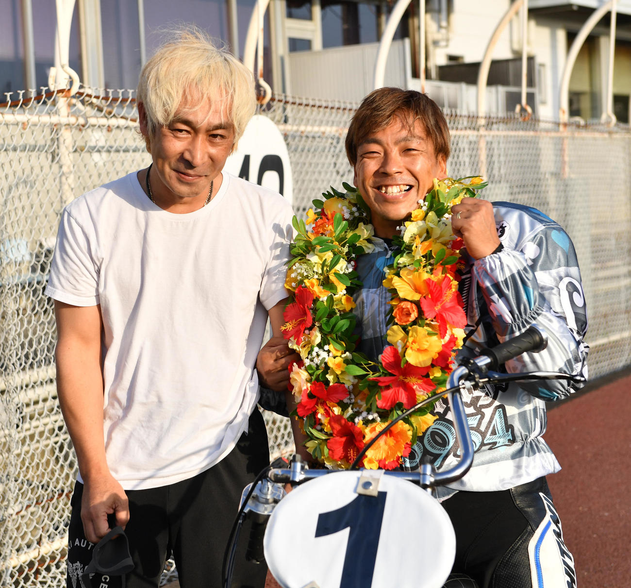 優勝した青山周平（右）は師匠の仲口武志と喜び合う（撮影・柴田隆二）