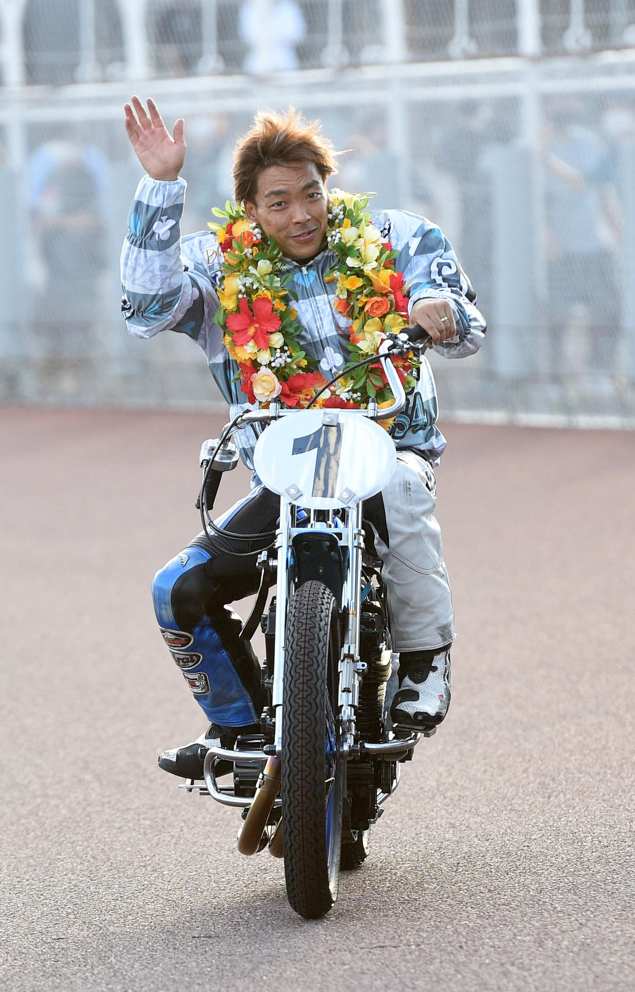 優勝した青山周平はウイニングランで観客に手を振る（撮影・柴田隆二）