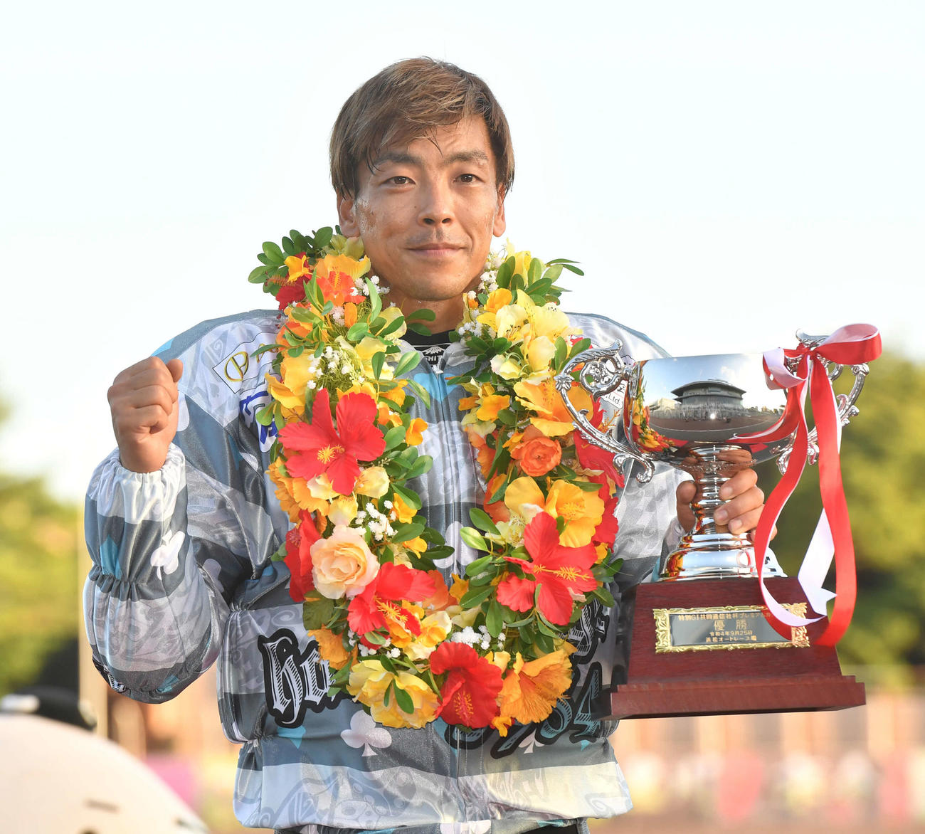 青山周平は優勝杯を持ちガッツポーズする（撮影・柴田隆二）