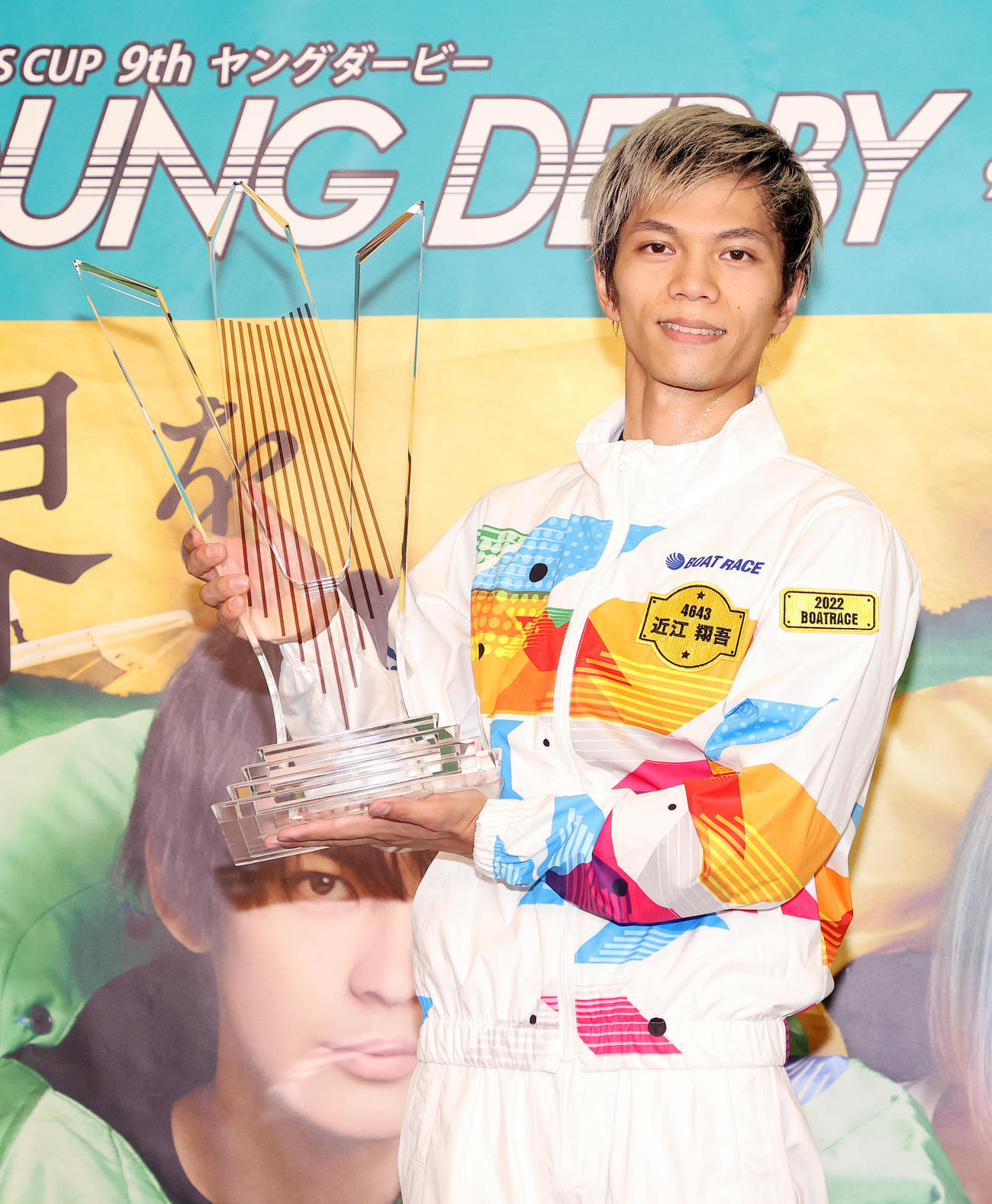 優勝トロフィーを手に笑顔を見せる近江翔吾（撮影・鈴木正人）