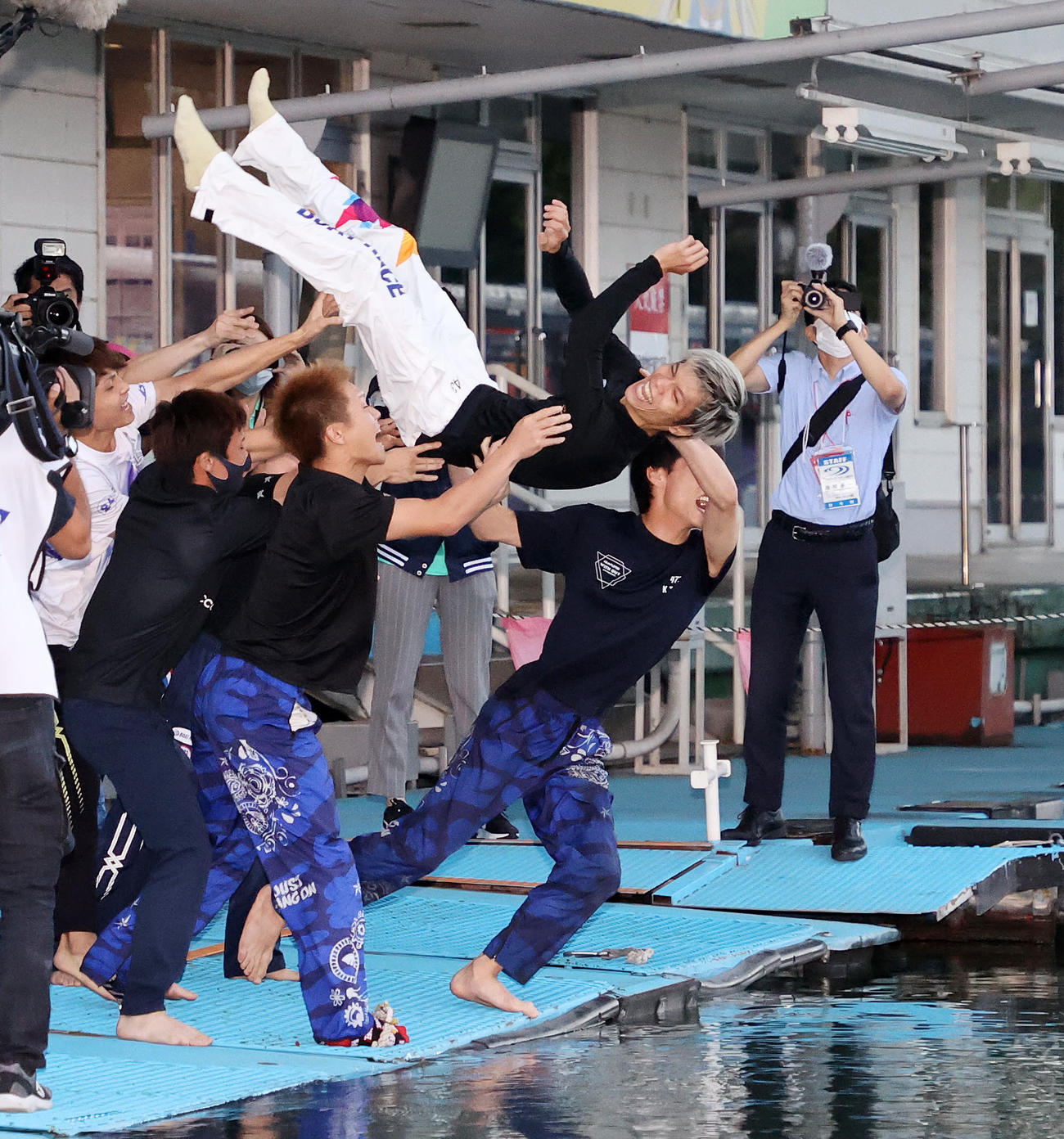 優勝し祝福される近江翔吾（撮影・鈴木正人）
