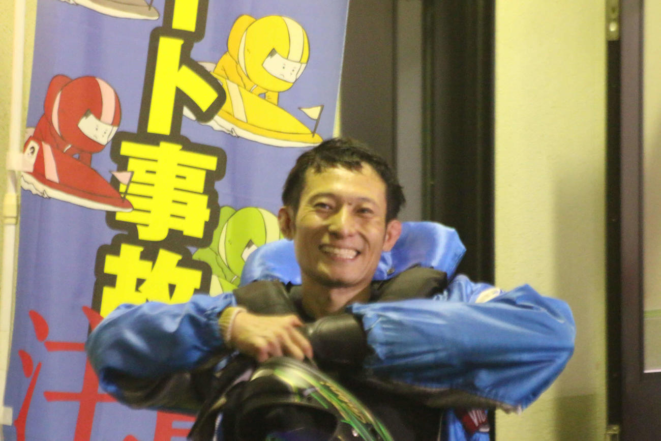 若松夜王シリーズ第2戦唐十杯個性派王決定戦　7R、エース7号機片岡雅裕の攻めに乗った坂井康嗣がまくり差しで快勝して笑顔