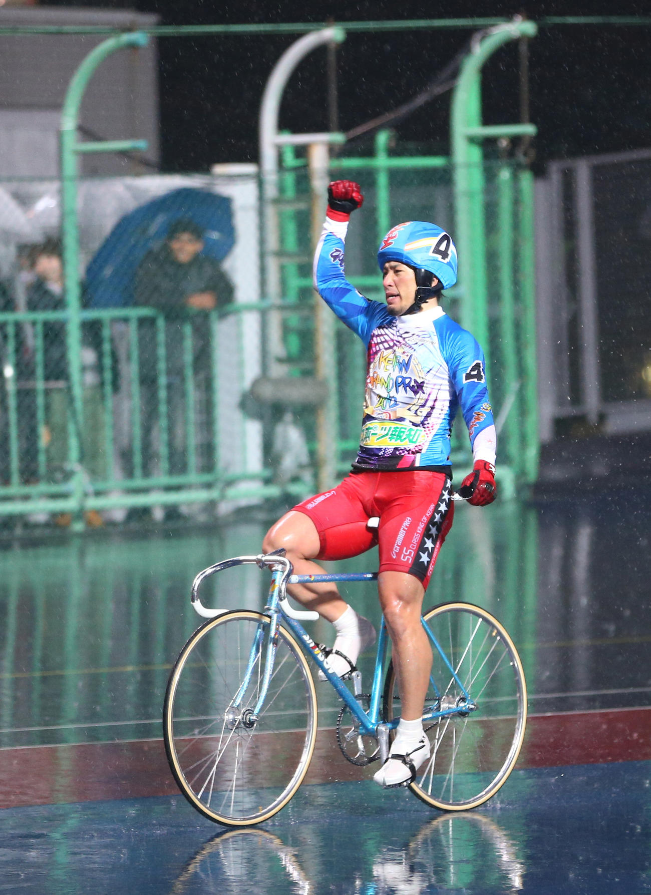 京王閣KEIRINグランプリ2012 GPを初制覇し、雨の中をウイニングランする村上義弘（2012年12月30日撮影）