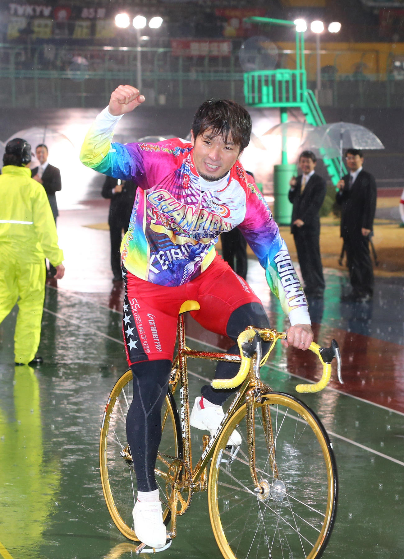 12年の京王閣GPを初制覇し、雨の中をウイニングランする村上義弘