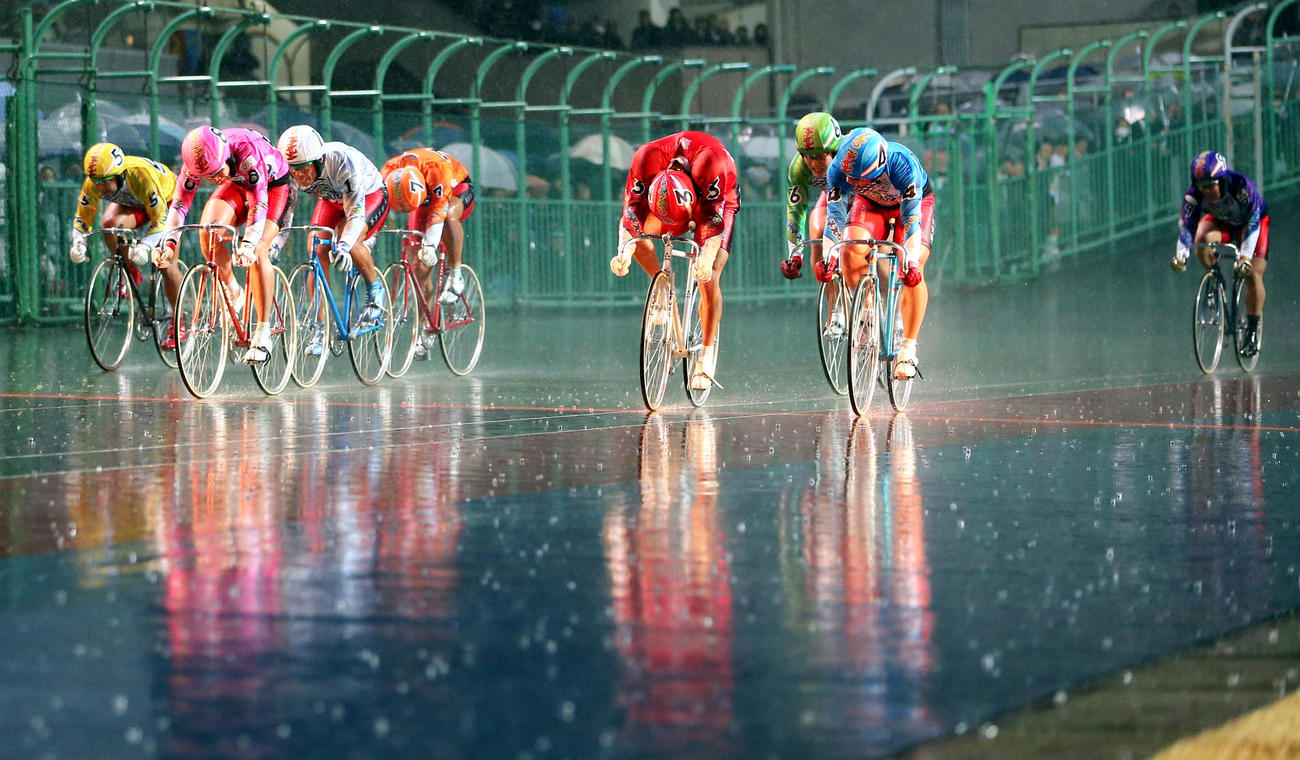 京王閣KEIRINグランプリ2012 GPを初制覇した村上義弘（右端）。左から山崎芳仁、浅井康太、武田豊樹、岡田征陽、成田和也、長塚智広、1人おいて深谷和広（2012年12月30日撮影）