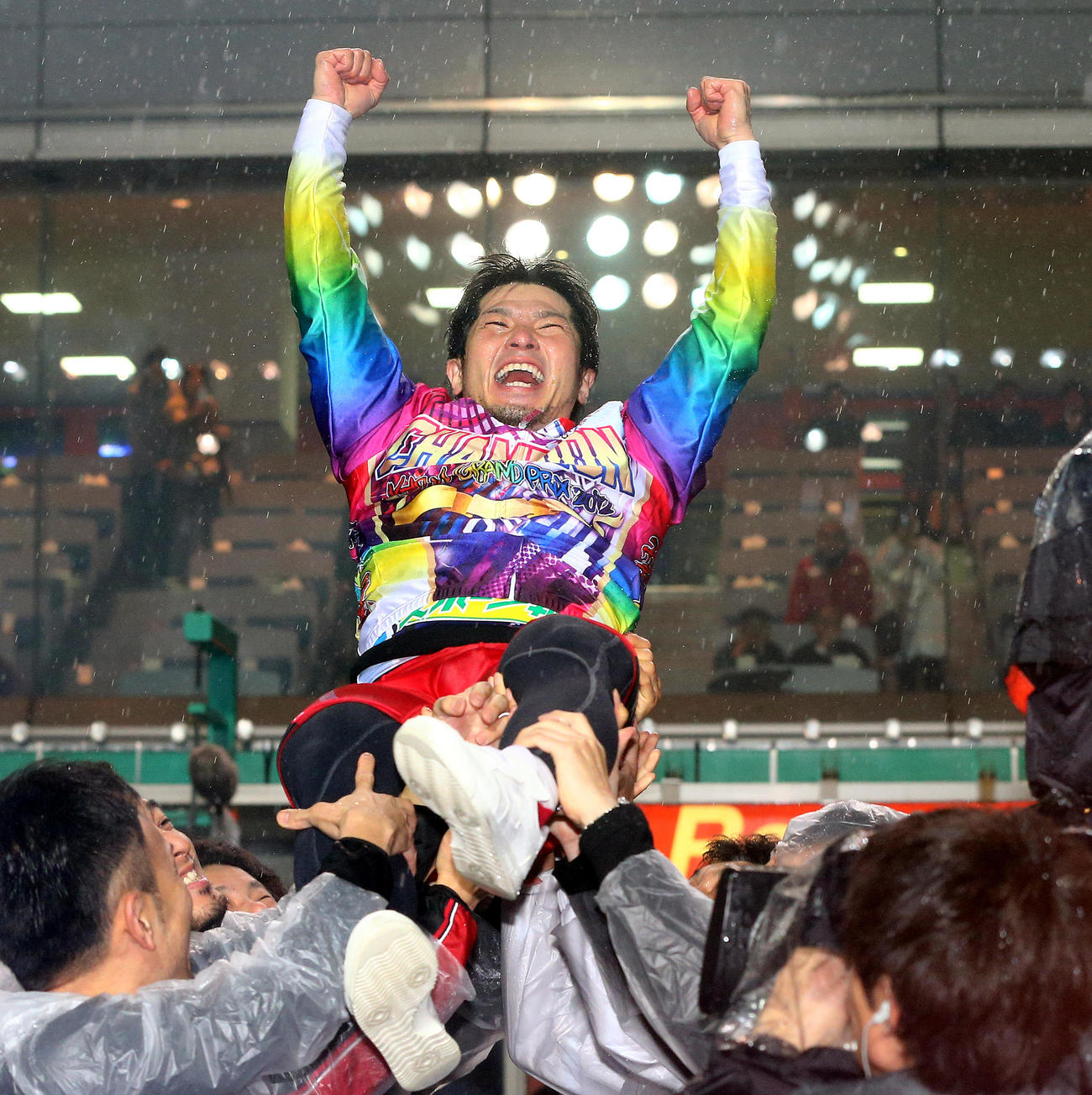 京王閣KEIRINグランプリ2012 GPを初制覇し仲間に胴上げされ喜びを爆発させる村上義弘（2012年12月30日撮影）