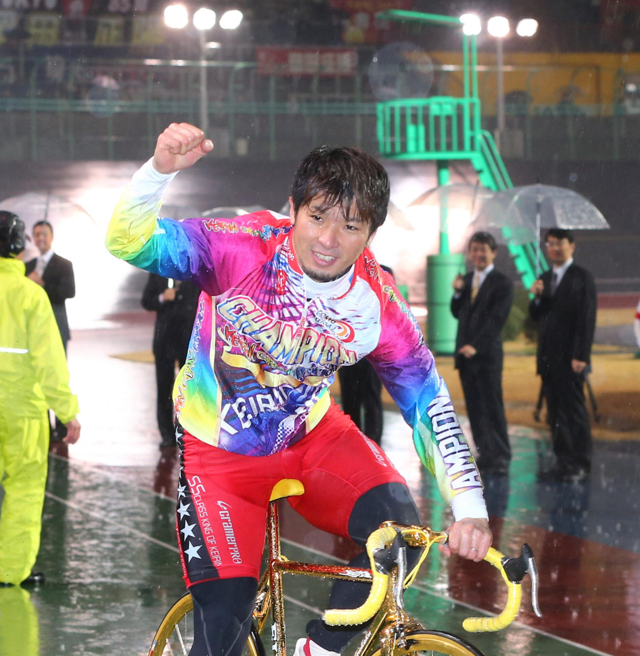 12年の京王閣GPを初制覇し、雨の中をウイニングランする村上義弘