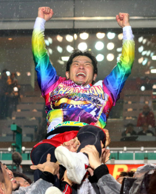 京王閣でKEIRINグランプリを初制覇し、仲間に胴上げされ喜びを爆発させる村上義弘（2012年12月30日撮影）