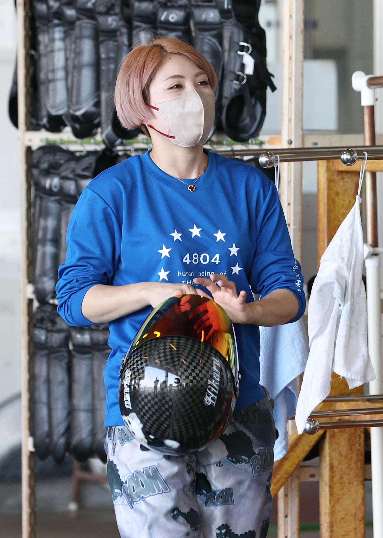 高田ひかるが伸びをつけて初日に臨む（撮影・上山淳一）