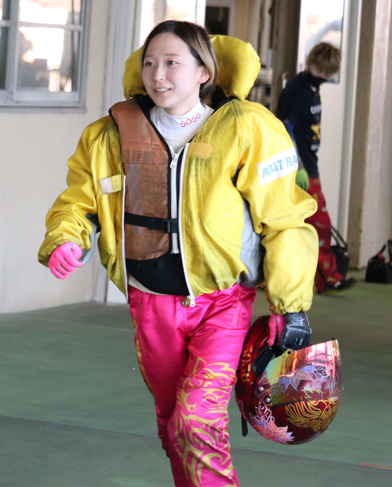 西岡成美が初日後半9Rを1着。意気揚々とピットに戻ってきた
