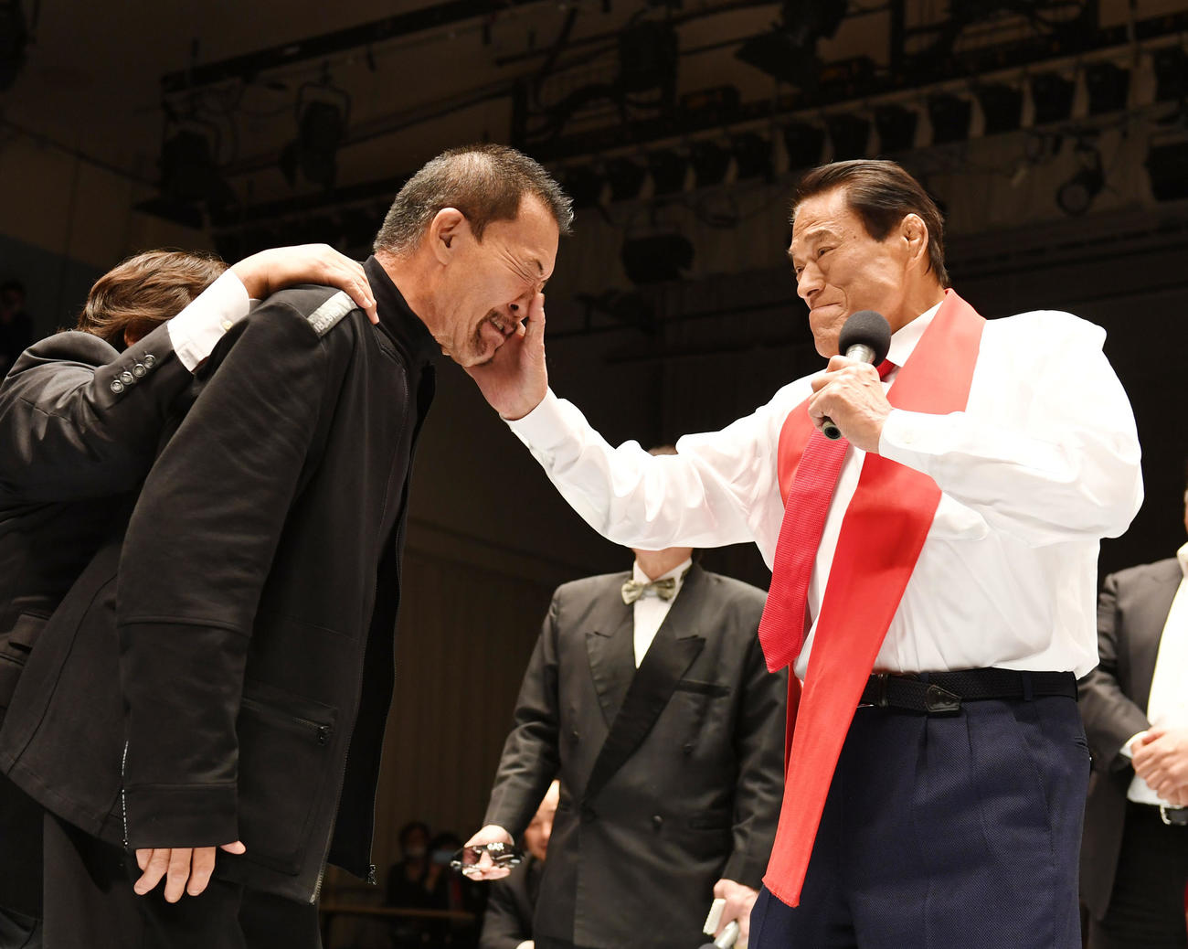 2020年2月、蝶野正洋（左）に闘魂ビンタをするアントニオ猪木さん