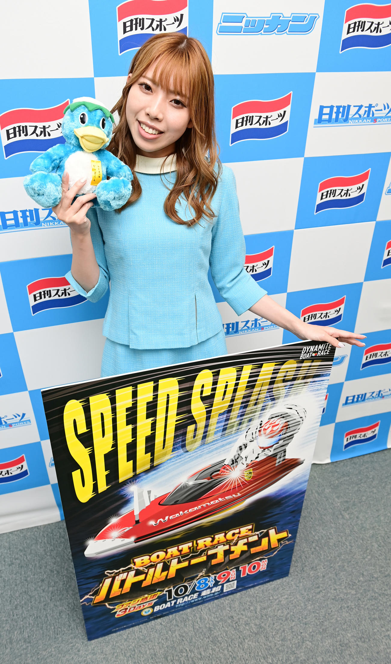 ボートレース若松「ファン感謝3Days　ボートレースバトルトーナメント」をPRするキャンペーンレディの白崎つかさ（撮影・小沢裕）
