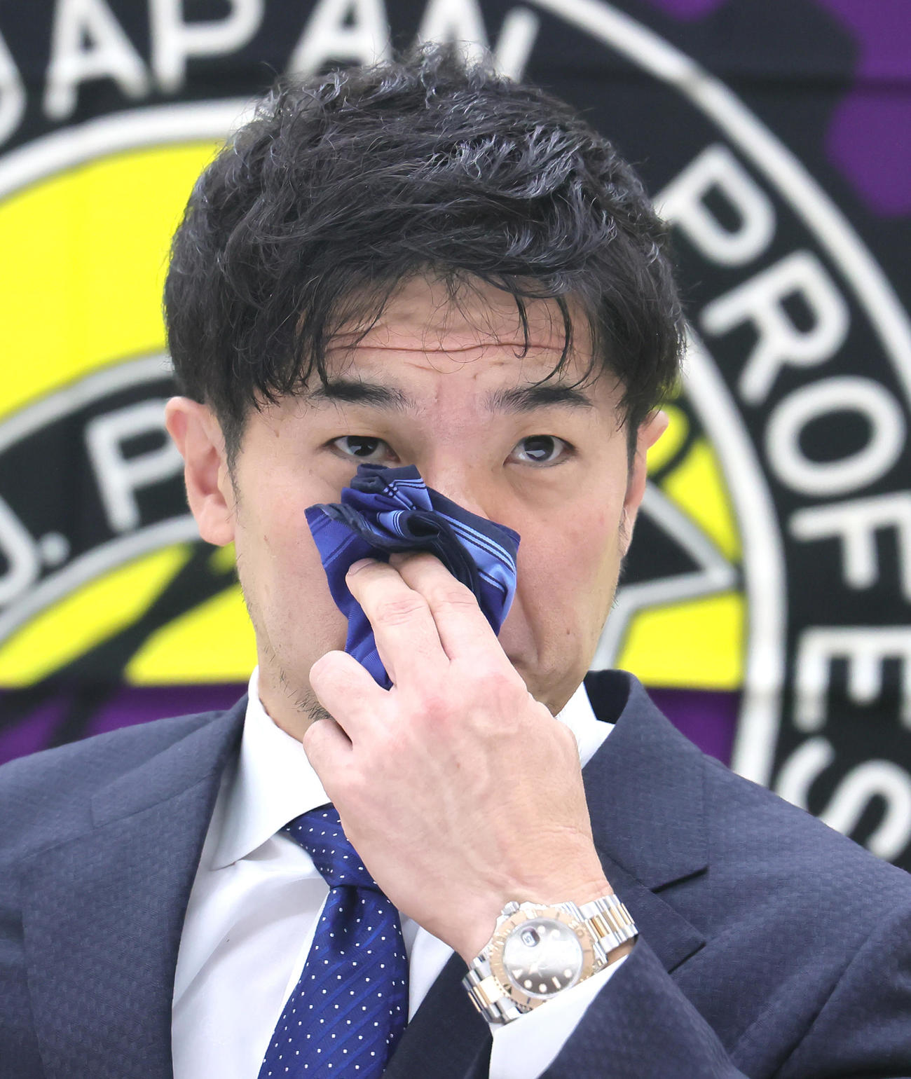 引退会見で涙を拭う村上義（撮影・足立雅史）