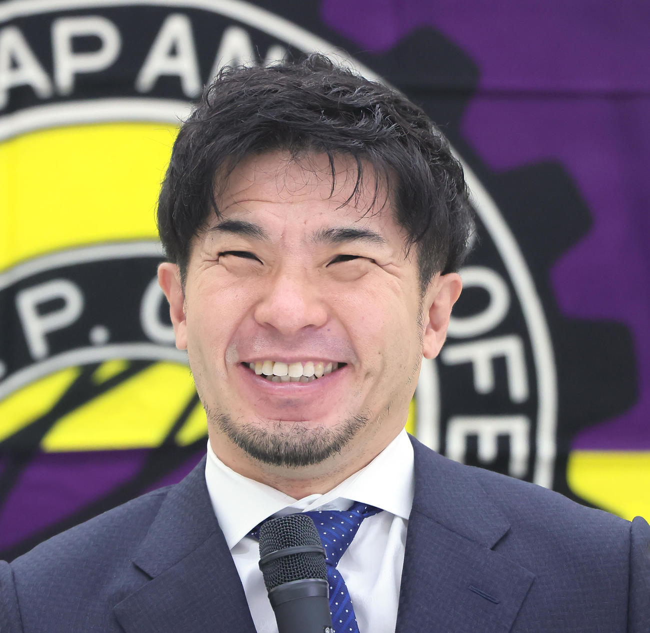 引退会見で晴れやかな笑顔を見せる村上義（撮影・足立雅史）