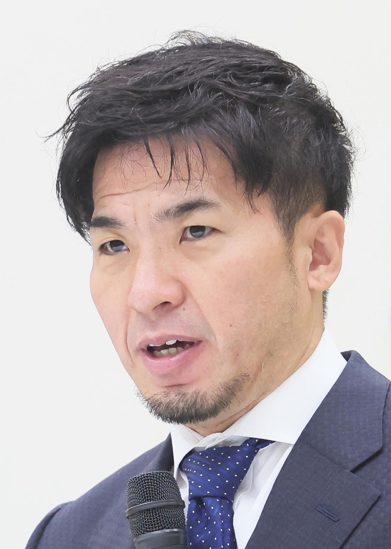 会見に臨む村上義（撮影・足立雅史）
