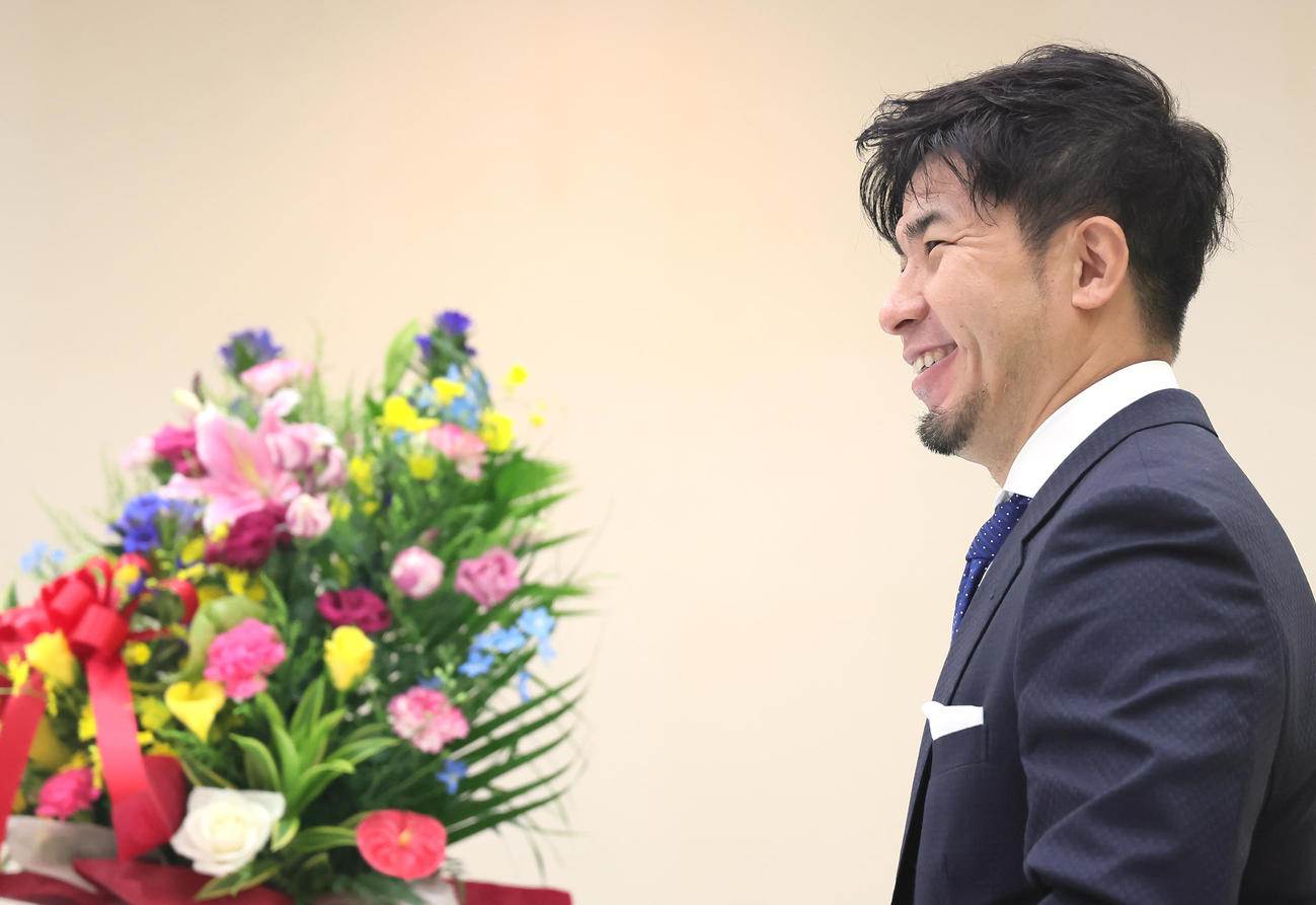 引退会見で晴れやかな表情を見せる村上義（撮影・足立雅史）