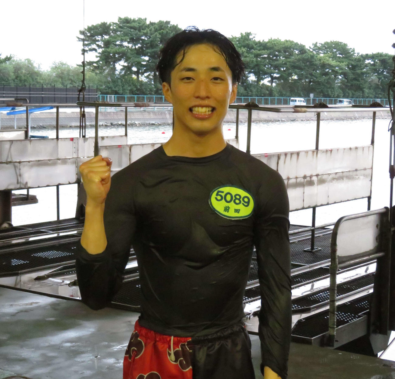前田翔が水神祭後にガッツポース（撮影・古村亮）