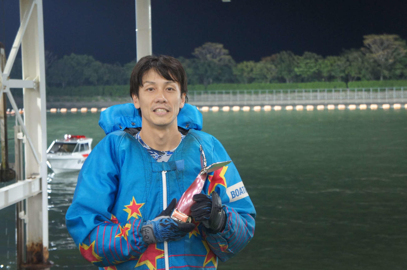 中野次郎が4コース差しでミッドナイトボートレース初優勝を決めた