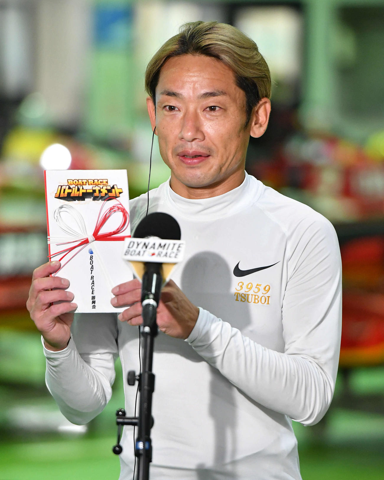 5Rの勝利インタビューで金一封を手にする坪井康晴（撮影・岩下翔太）