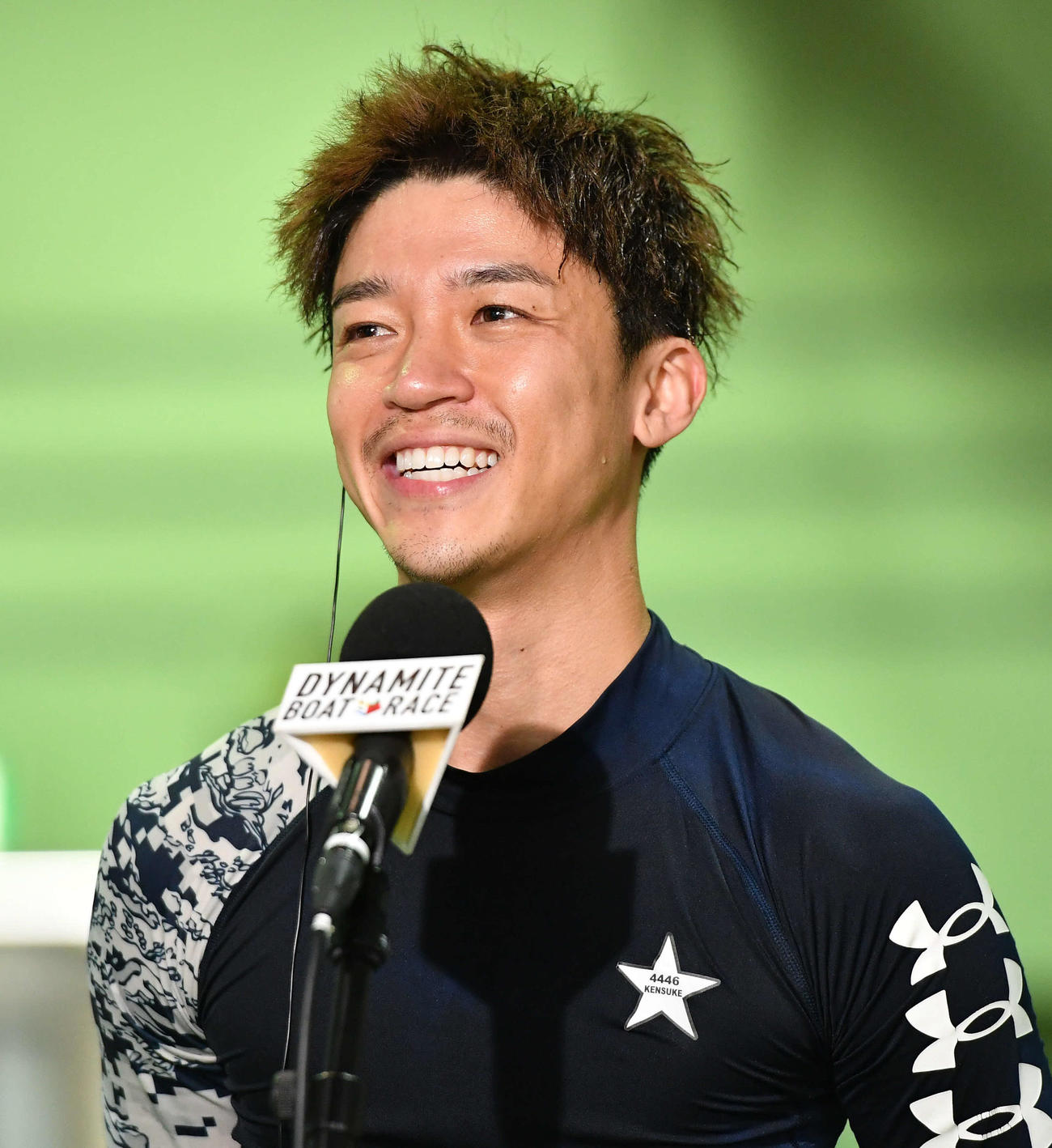 ファイナル進出を決めた和田兼輔は、勝利インタビューで笑顔を見せる（撮影・岩下翔太）