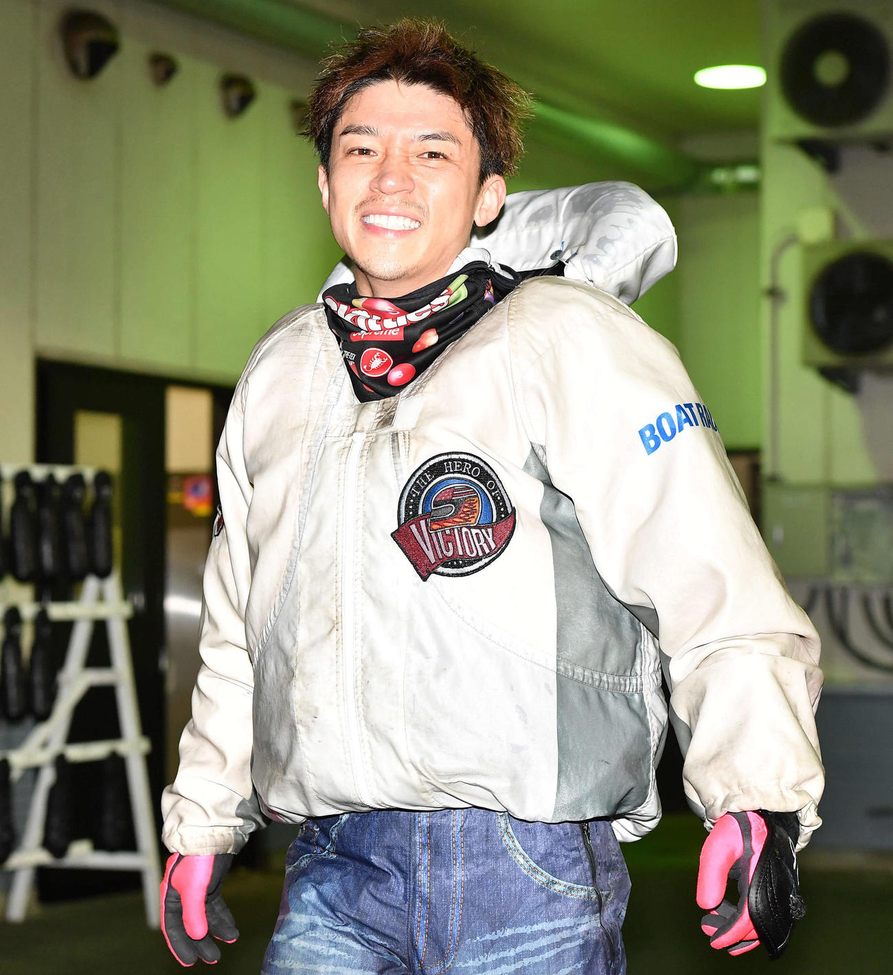 ファン感謝3Daysボートレースバトルトーナメント2日目　10R、ファイナル進出を決めた4446和田兼輔は笑顔で引き揚げる（撮影・岩下翔太）