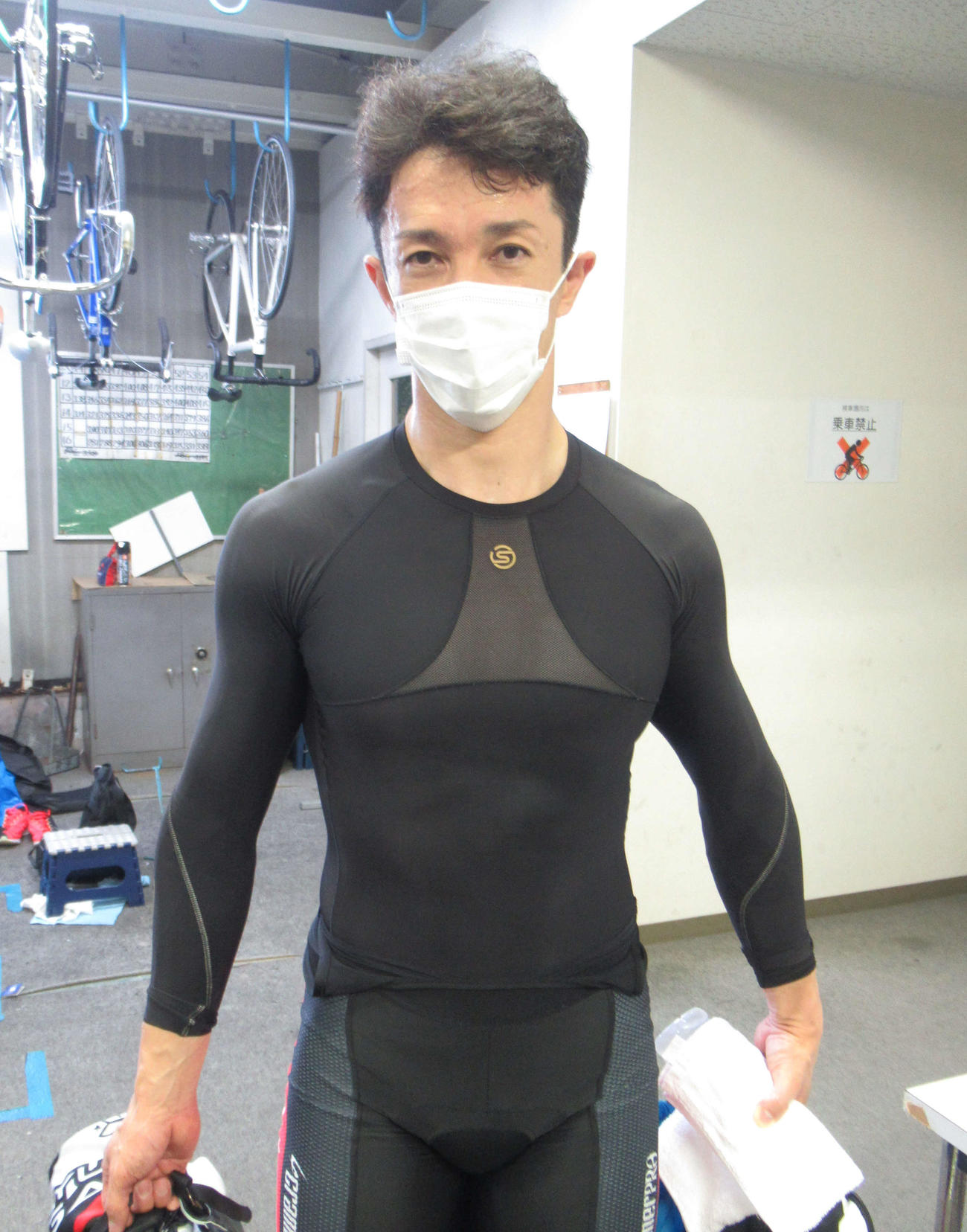 準決11R、稲垣裕之が強烈なブロックで島川将貴のまくりを阻止した（撮影・山田敏明）