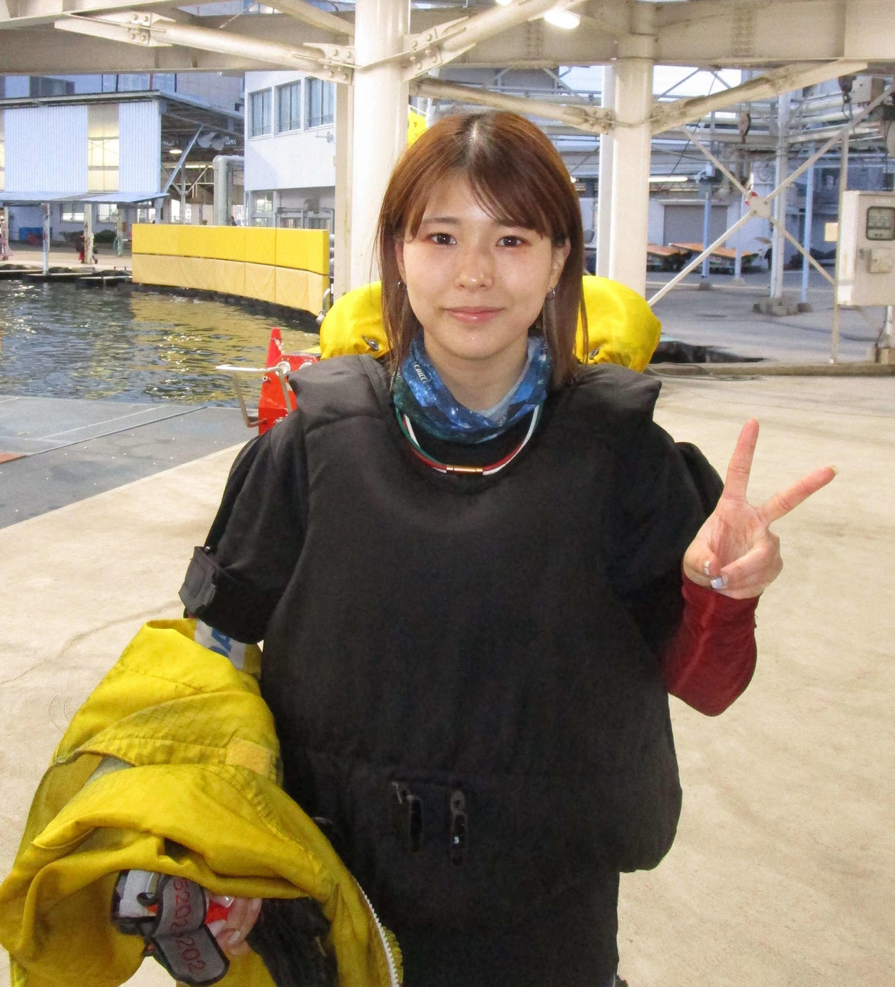 今節初白星を挙げて高配当を演出し、Vサインの宮崎つぐみ（撮影・安井雅彦）