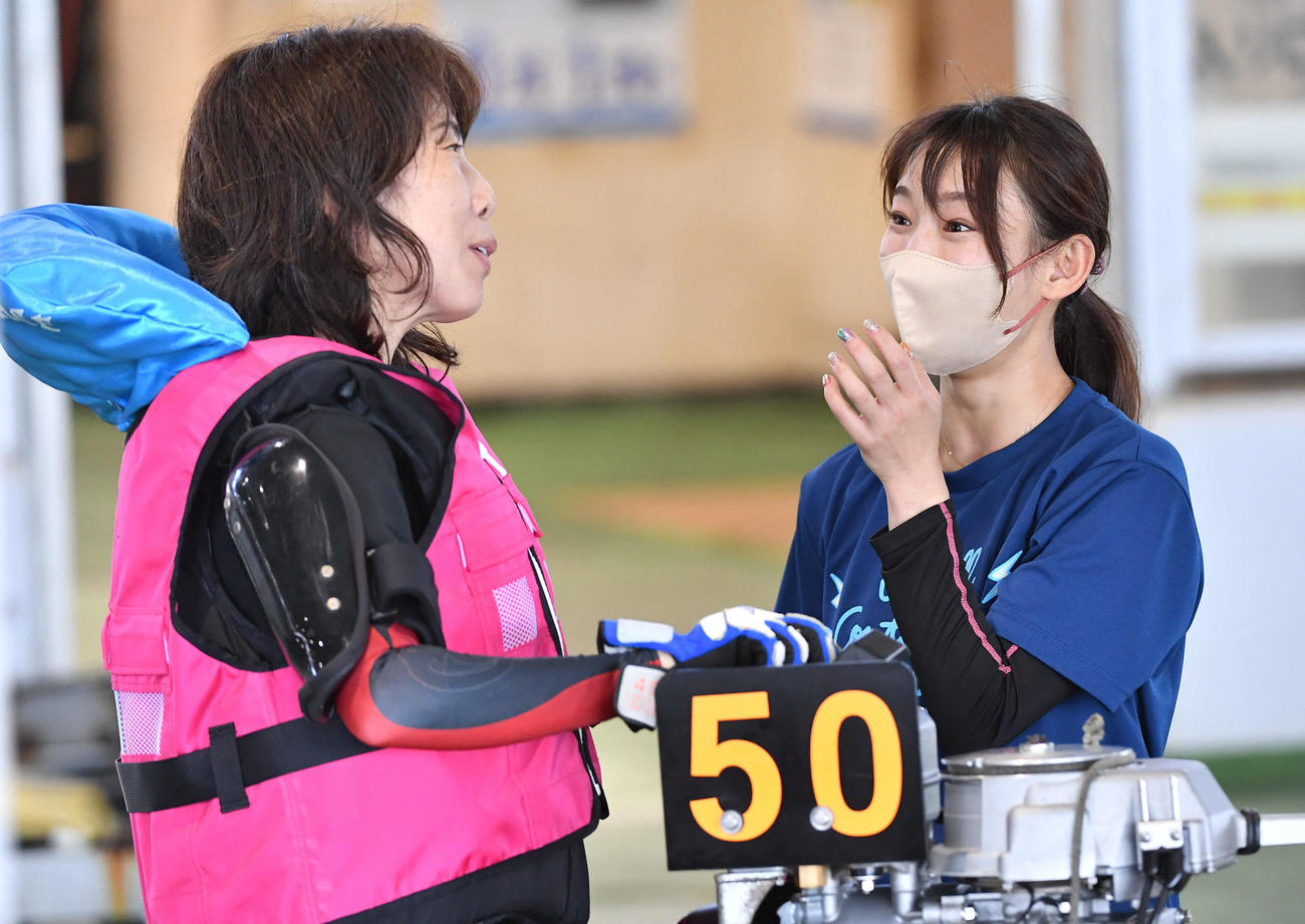 田口節子（左）と談笑する守屋美穂
