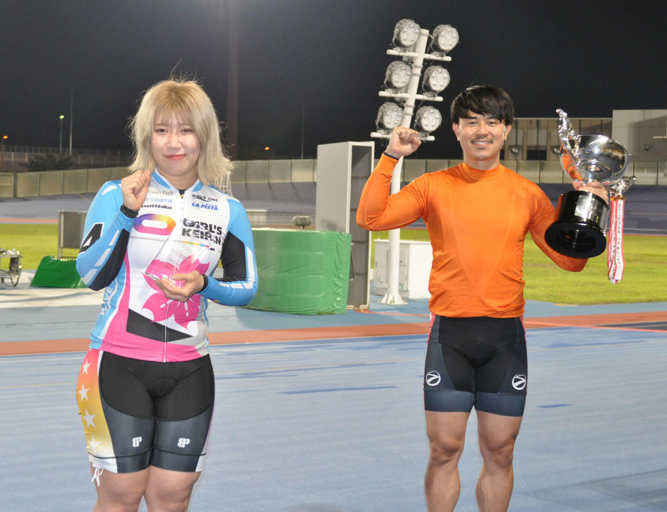 G3初優勝の福田知也（右）とガルーズ優勝の山原さくらが表彰式でファンから祝福された