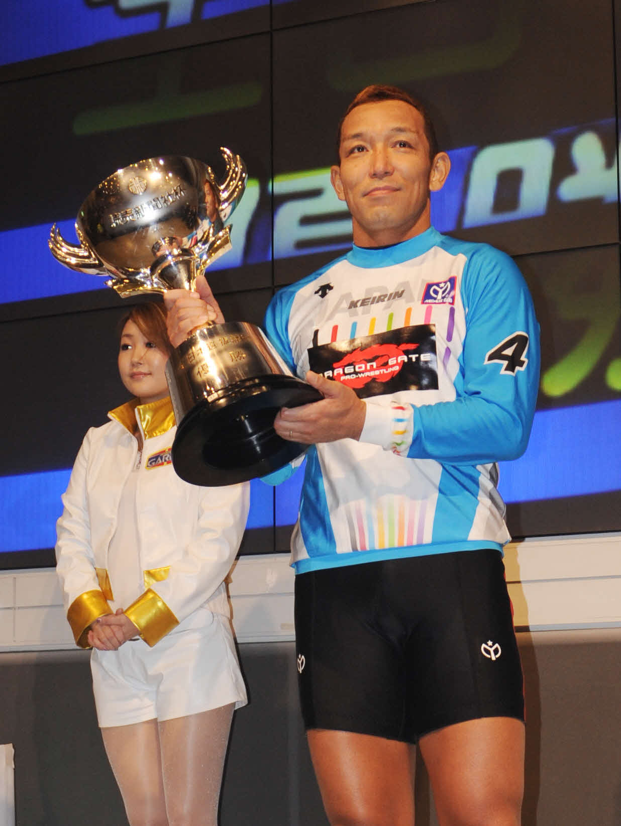 全日本選抜でG1初優勝を飾り、優勝カップを手にする三宅伸（2008年12月9日撮影）