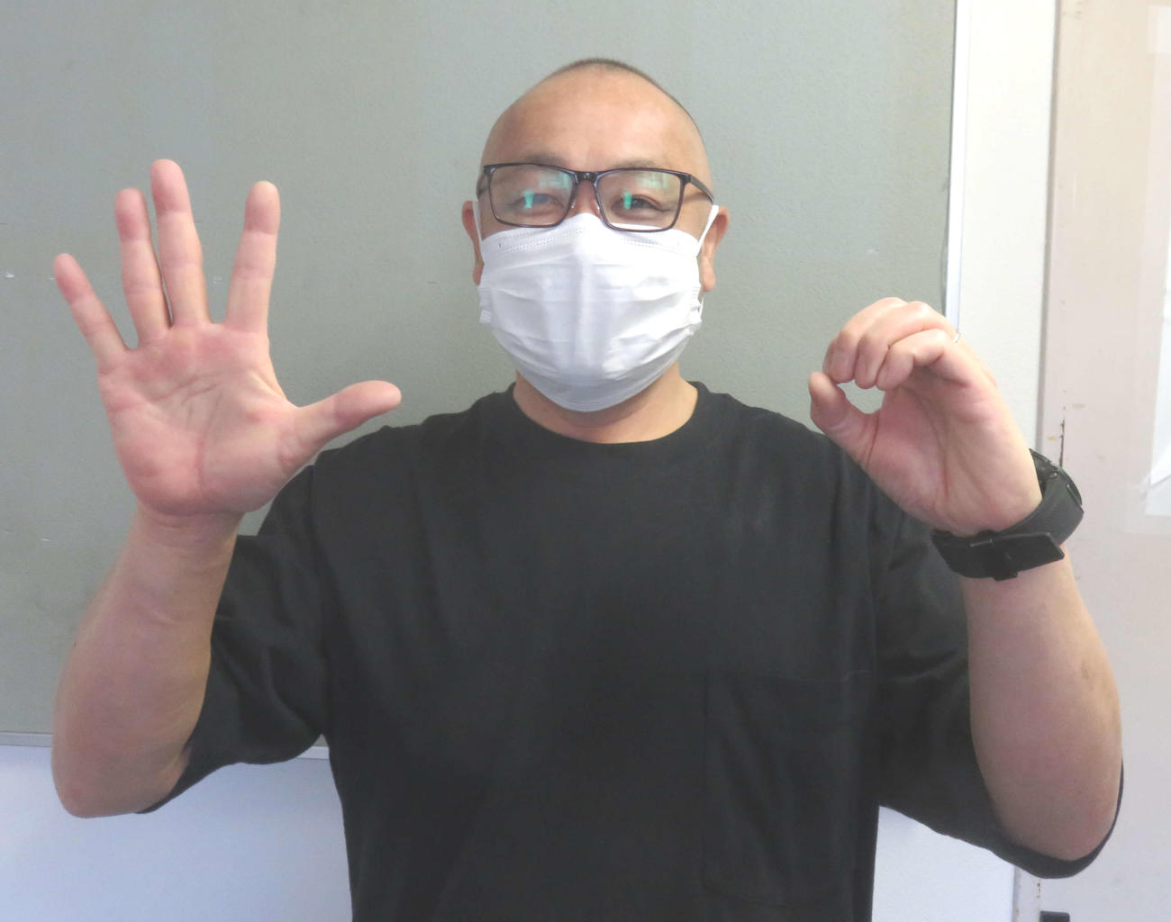 前検日の19日に50歳の誕生日を迎えた小坂敏之（撮影・栗田文人）