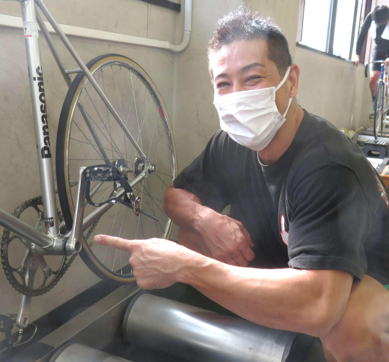 ギアを指し示す松本大地